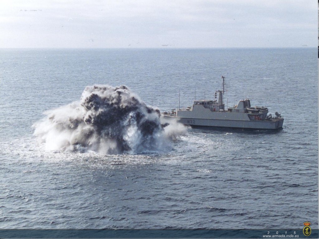 Cazaminas 'Sella'. Imagen de la detonación de una mina en el mar.